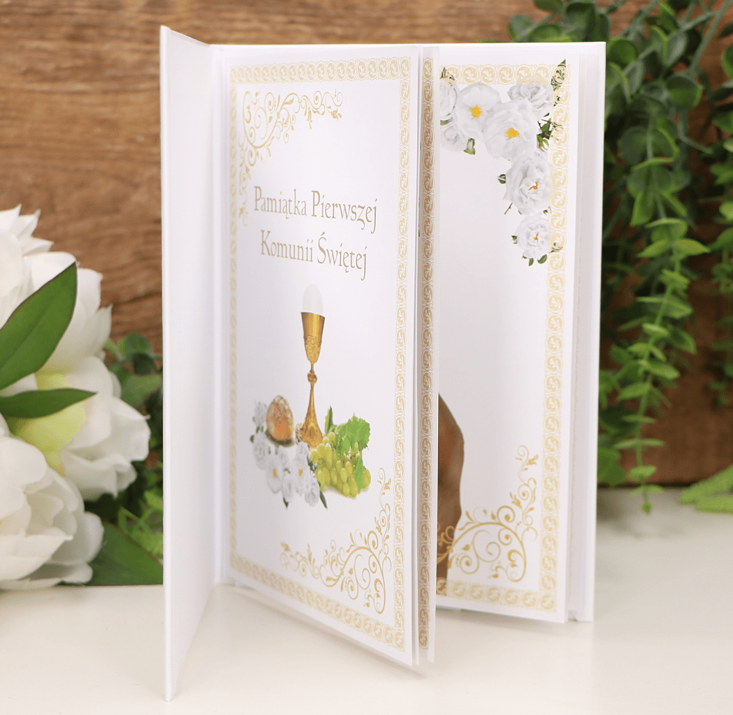 album pamiątka 1 Komunii Świętej.- otwarty